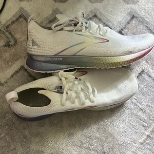 Brooks gay pride, running shoes in white with rainbow outline